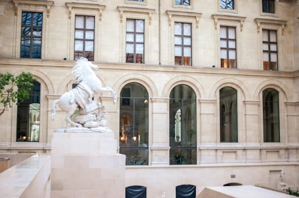 Comment intégrer un système de domotique dans une maison ancienne sans perturber l'architecture?