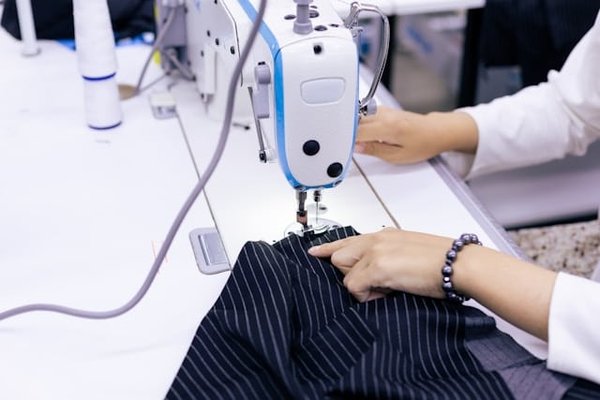 Quelle est la meilleure stratégie pour déménager un atelier de couture avec de multiples machines?