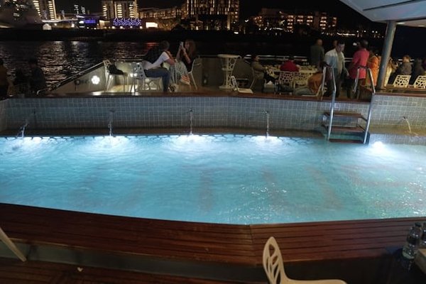 Comment créer un système de nage à contre-courant pour une piscine de petite taille?